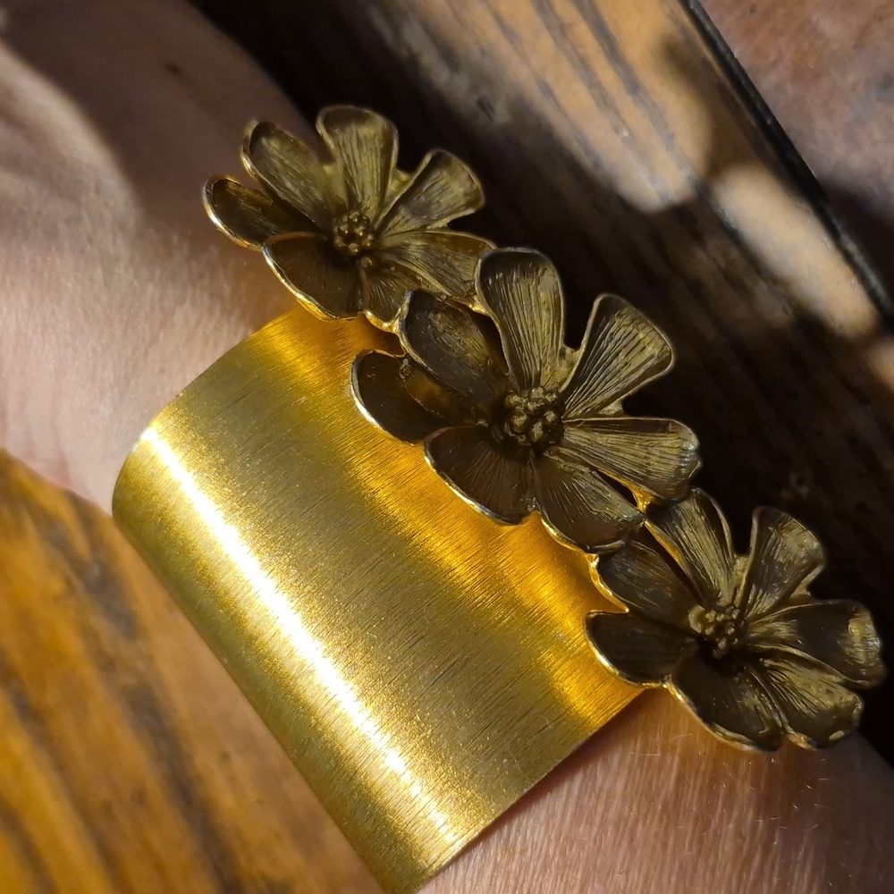 Zara metal rigid bracelet with flower appliqué Rare Find - Picture 3 of 9